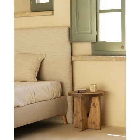 Table de chevet en bois massif en ton chêne foncé de 40x40cm